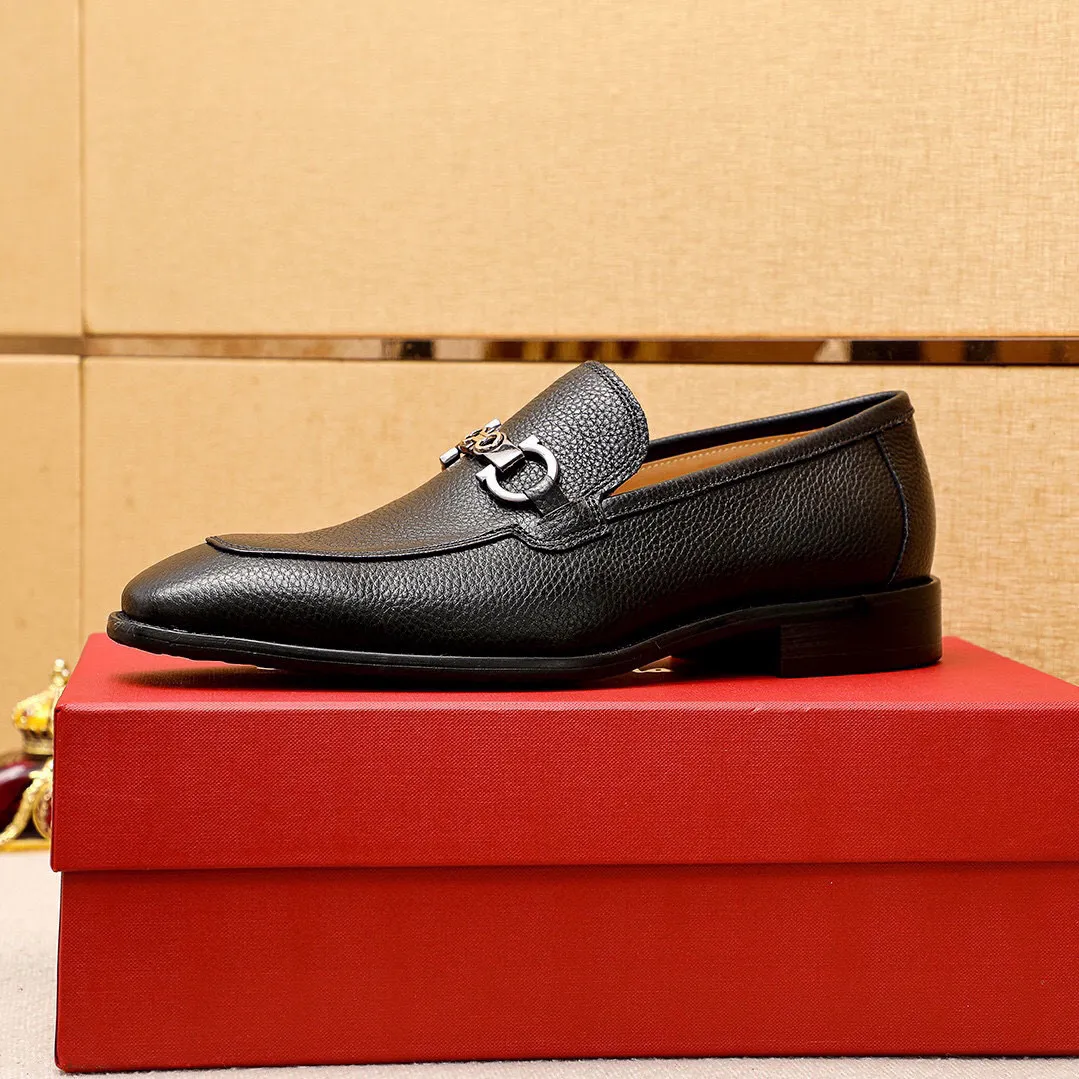 Men's shoes 💰460 💐 Product trademark: Ferragamo "Ferragamo" casual leather shoes Regular size: 38-44 (45🉑️customized) Product materials: Selected imported first-layer pebbled calfskin upper + luxury hardware buckle, imported water-dyed cow leather lining. Strong three-dimensional visual effect, original combination outsole Color: 2⃣️colors available